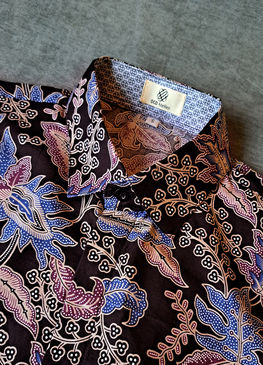 Singapore Modern batik shirts for men: Concealed pocket well tailored, unique prints. short sleeve Batik shirt.  Nature and floral prints.