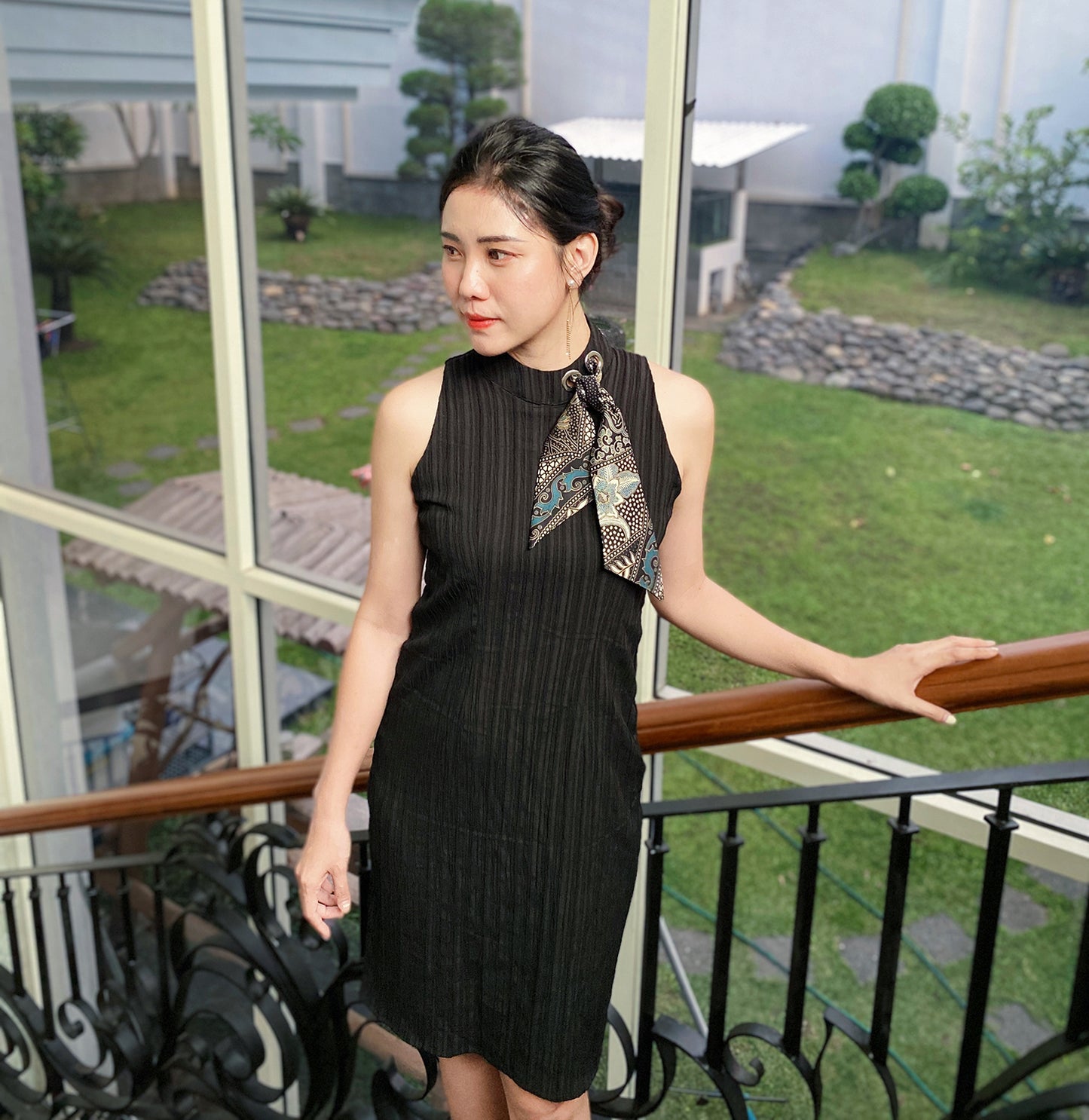 Modern Batik Dress in singapore. Elegant and classy for all occasions. Classic Black dress. Zipper with perfect fit. 